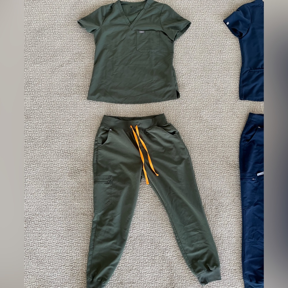 FIGS Women’s top size small and jogger bottoms size medium/petite, color: Moss